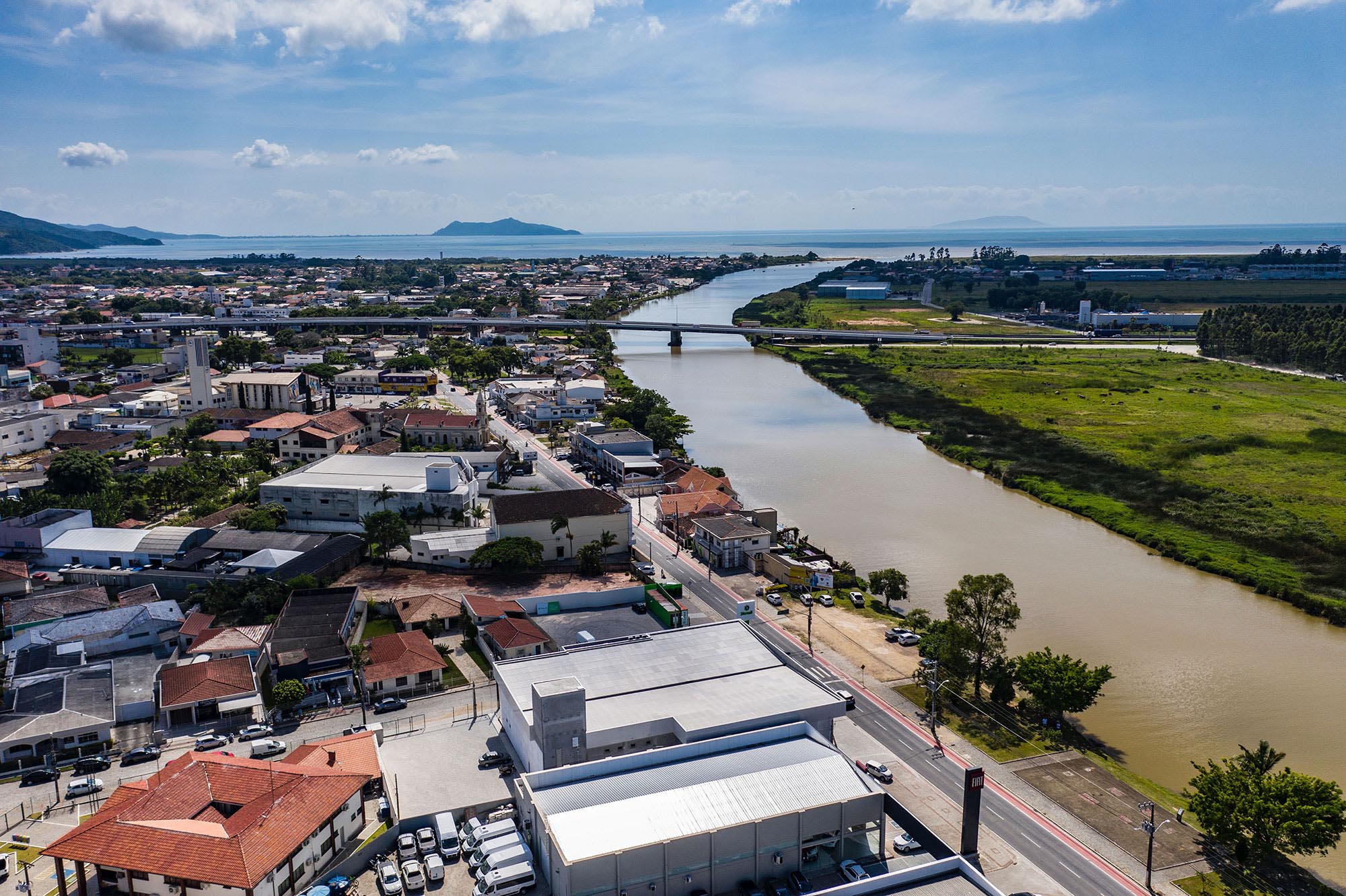 Escritório de advocacia empresarial com ambiente elegante e profissional